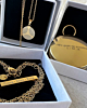 Influencer met de graveerbare bar ketting. 