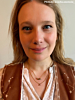 Influencer met initial ketting en hartjesketting