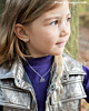 influencer kind met oorbellen en ketting rainbow