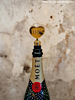 influencer wijnstopper op Moët fles