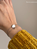 Influencer met twee zilveren armbanden
