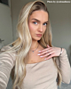 Influencer met zilveren ketting