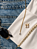 Gouden sparkle sieraden van influencer