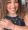 Influencer met graveerbare armband.