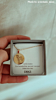 Influencer met goudkleurige graveerbare ketting