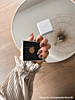 Influencer met initialen ketting