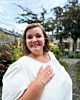 Influencer met goudkleurig parel armbandje.