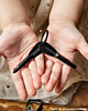Influencer met zwarte schroevendraaier sleutelhanger