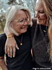 Influencer draagt gouden graveerbare armband