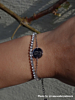 Influencer met een graveerbaar armbandje
