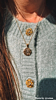 Influencer met locatie gegraveerde ketting
