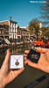 Influencer met gegraveerde armband en sleutelhanger 