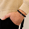 Stoere kralen armband om de hand voor een trendy look
