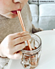 Influencer met graveerbaar rietje