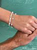 influencer draagt zilveren parelsieraden