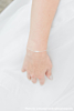 Bruid draagt subtiele parel armband