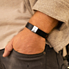 Man draagt heren armband met initialen zwart om pols