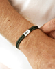 Naam armband groen om heren pols