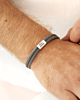 Grijze heren armband om mannen pols