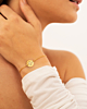 Model met gouden armband met 4 letters