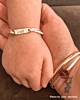 Influencer met moeder dochter armband