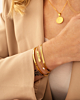 Gouden armparty bij model