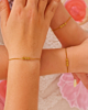 Gouden armbanden met bloemetjes