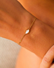 Gouden armband met steentje