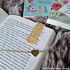 Influencer met boekenlegger en armband