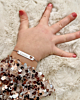 Kindje draagt graveerbare armband zilver