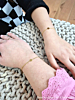 influencer draagt gouden flower armband