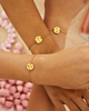 Drie gouden armbanden om te delen