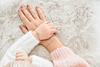 Moeder en dochter met dubbel hart armbandjes