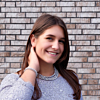 Mooie look met parels voor om de hals met parels