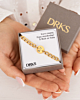 gouden schakelarmband met initialen in sieradendoosje