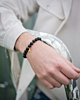 Zwarte kralenarmband met gouden letter voor mannen