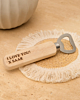 Houten flesopener met gravering