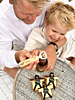 vader en zoon met houten flesopener met naam en cadeautjes