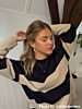 blond meisje draagt zilveren sieraden