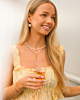 Model met gouden sieraden
