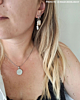 vrouw met zilveren sieraden om