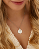 zilveren ketting met drie letters en steentje