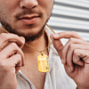 Dog tag ketting met naam en datum goudkleurig