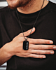 Man draagt dog tag ketting