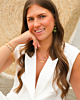 Model met gouden sieraden