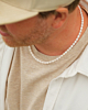 Man met parelketting