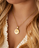 gouden ketting met twee letters gegraveerd