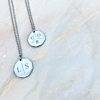 Trendy letter ketting voor een complete look om te kopen