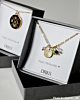 Influencer met birthstone ketting