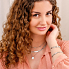 Vrouw met birthstone ketting om de hals voor een trendy look